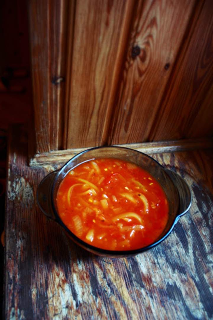 Zupa/leczo pomidorowe z makaronem z cukinii (porcja – ok. 195 kcal)
