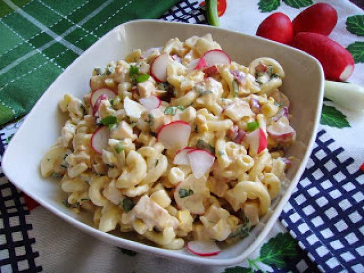 Sałatka makaronowa z rzodkiewką i piersią kurczaka.