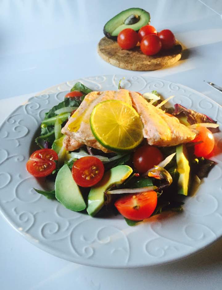 Sałatka ze smażonym łososiem, awokado