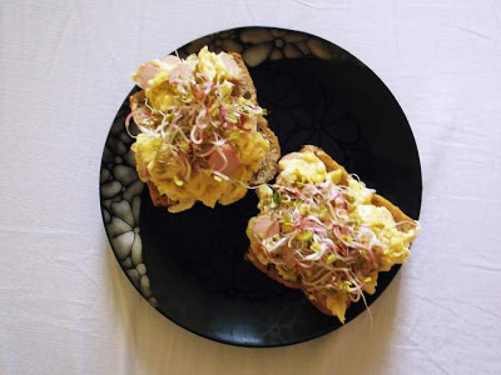 jajecznica z serem mozarella na grzance