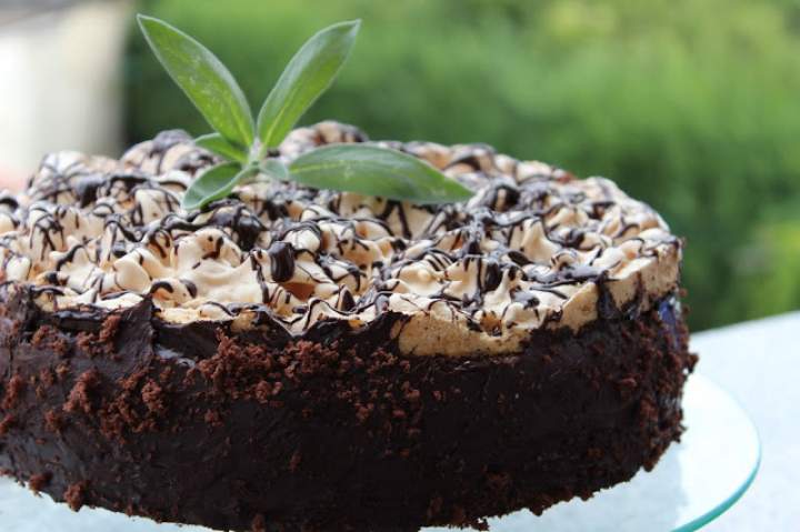 Tort czekoladowy z koroną bezową