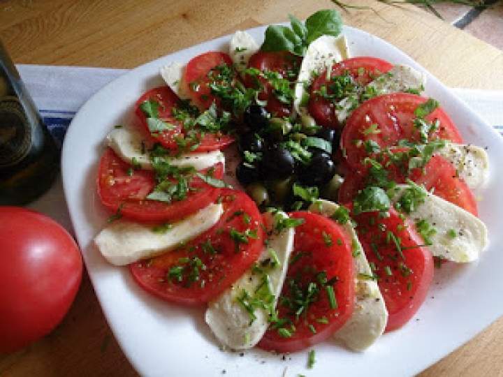 pomidory z mozzarellą i oliwkami