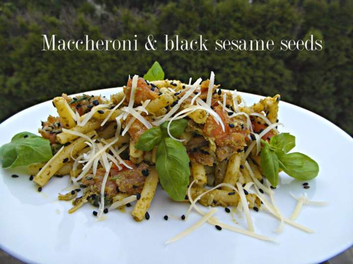 Maccheroni z czarnym sezamem – Maccheroni & black sesame seeds