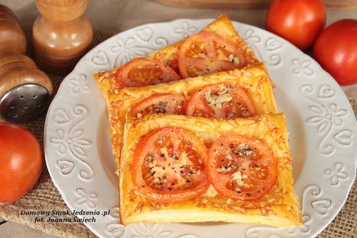 francuskie ciastka z pomidorami i serami