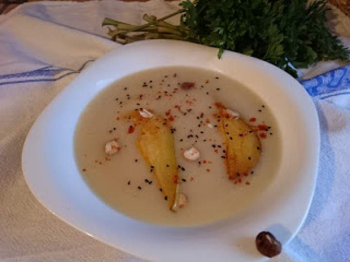 pietruszkowa zupa z gruszkami smażonymi na maśle