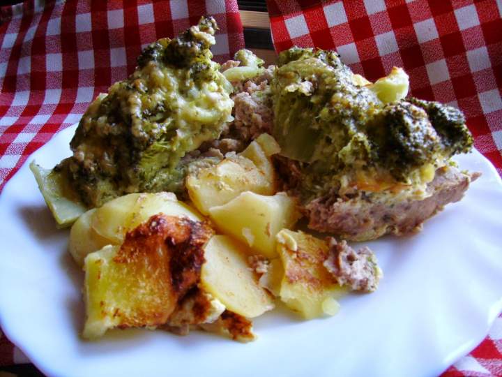 Zapiekanka ziemniaczana z mięsem mielonym i brokułami.