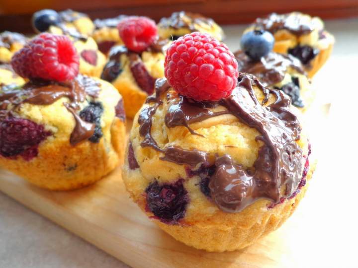 Muffinki z białą czekoladą i owocami