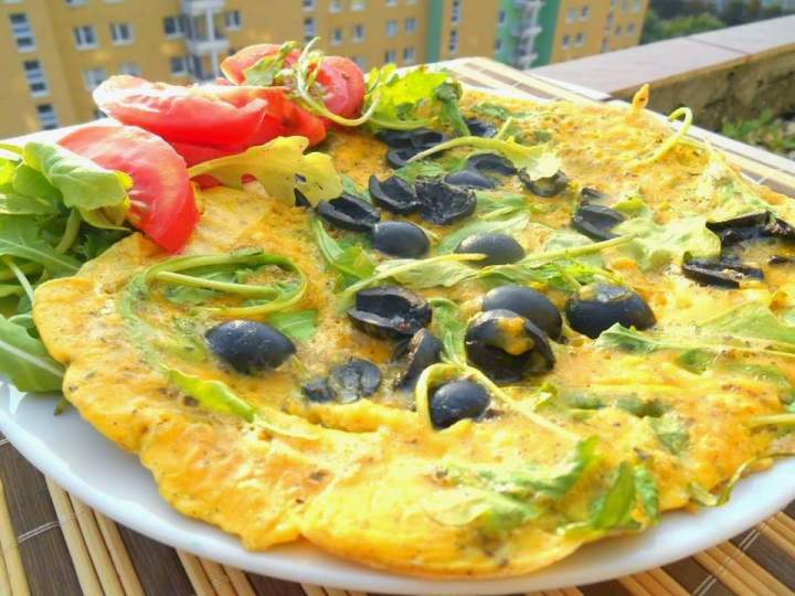 Omlet z rukolą i oliwkami