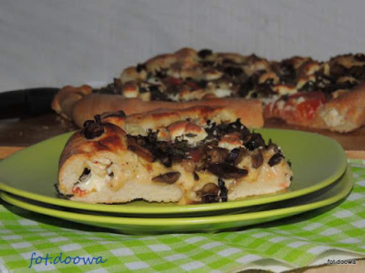 Pizza z grzybami i serami trzema