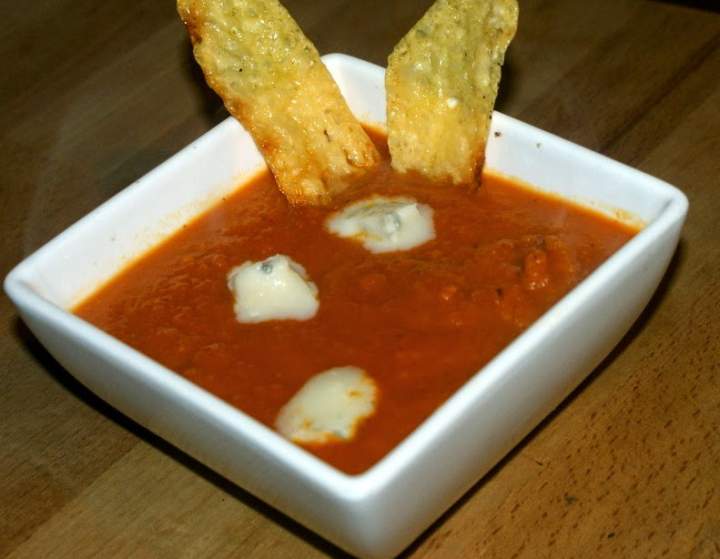 Rozgrzewająca zupa-krem z marchewki oraz krakersy serowe