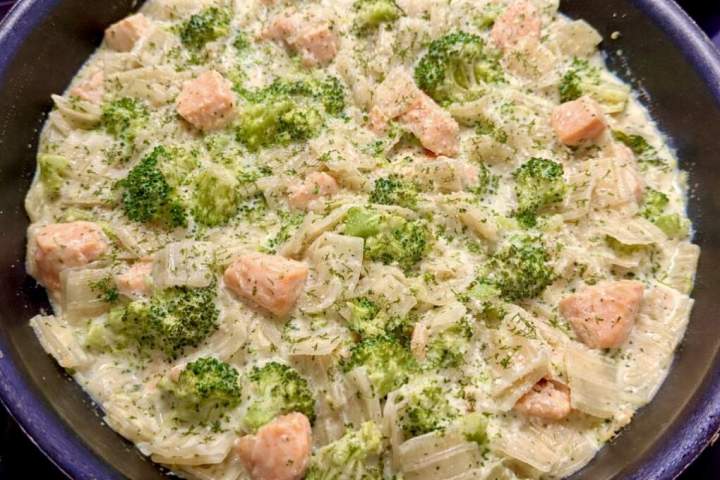 Łazanki z łososiem w sosie brokułowym