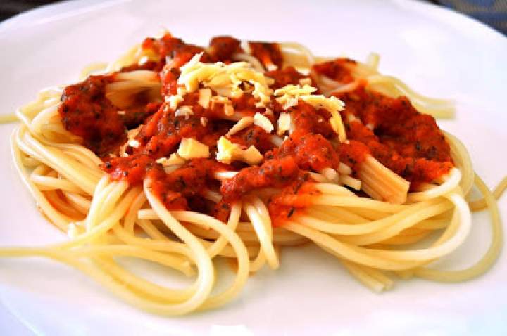 Spaghetti napoli, czyli domowy sos pomidorowy.