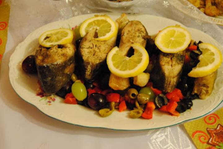 Pieczony karp z winogronami, oliwkami i papryką