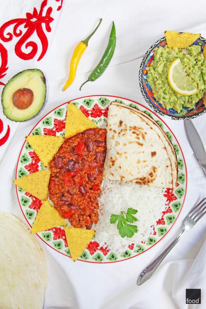 Chili con carne, podawane z guacamole