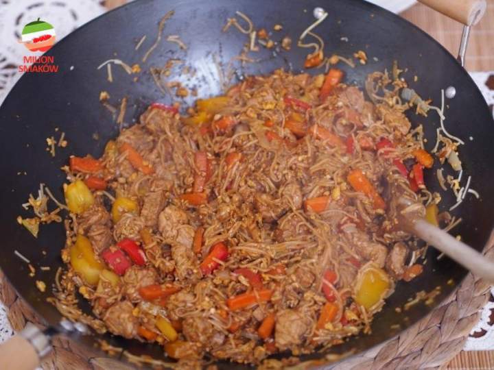 Polędwiczka z woka z makaronem chow mein, warzywami i sosem ostrygowym