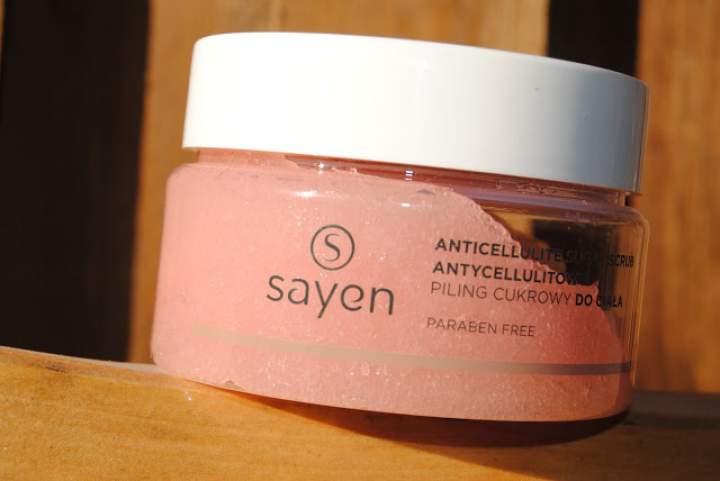 Peeling antycellulitowy – pielęgnacja ciała z Sayen