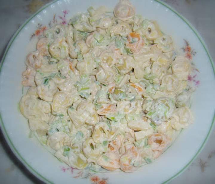 Sałatka z tortellini (por + ananas)