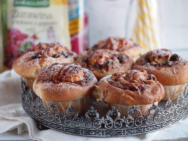 Ślimaczki z żurawiną i białą czekoladą z glazurą z galaretki / Cranberry white chocolate cinnamon rolls with jelly glaze