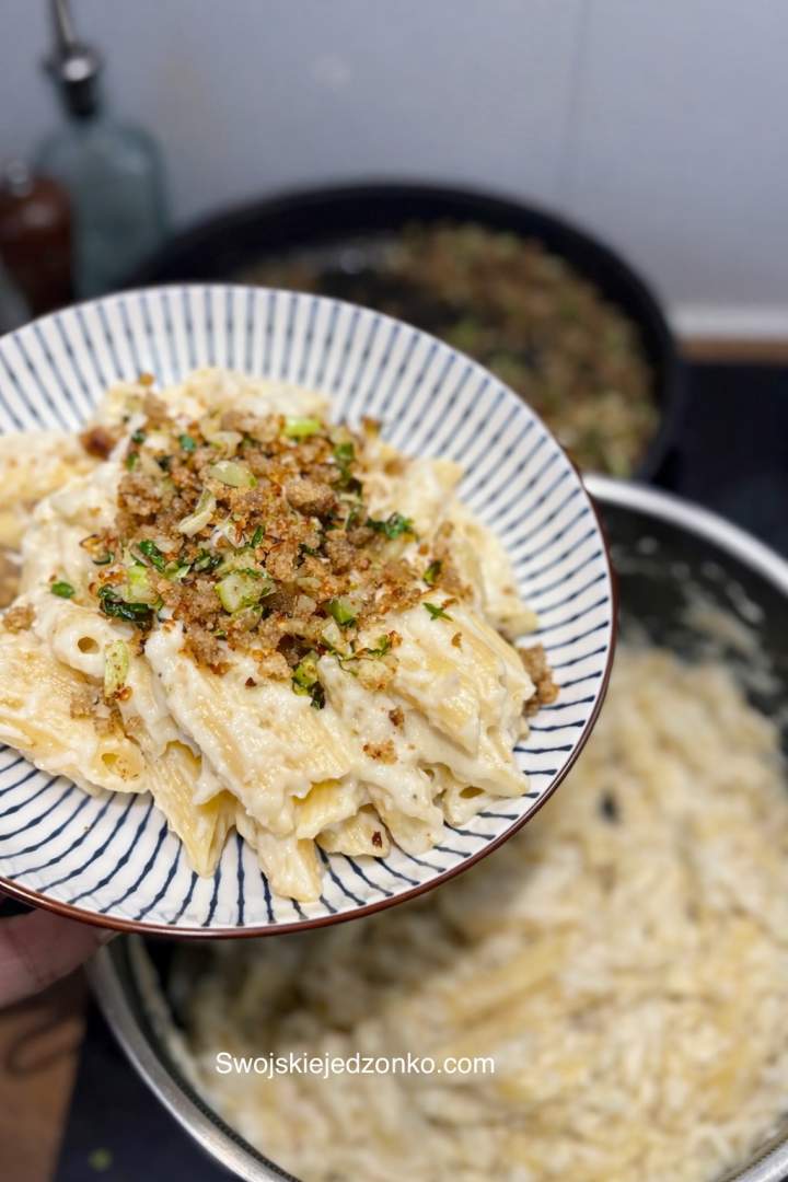 Makaron w kremowym kalafiorowo- serowym sosie z kruszonką