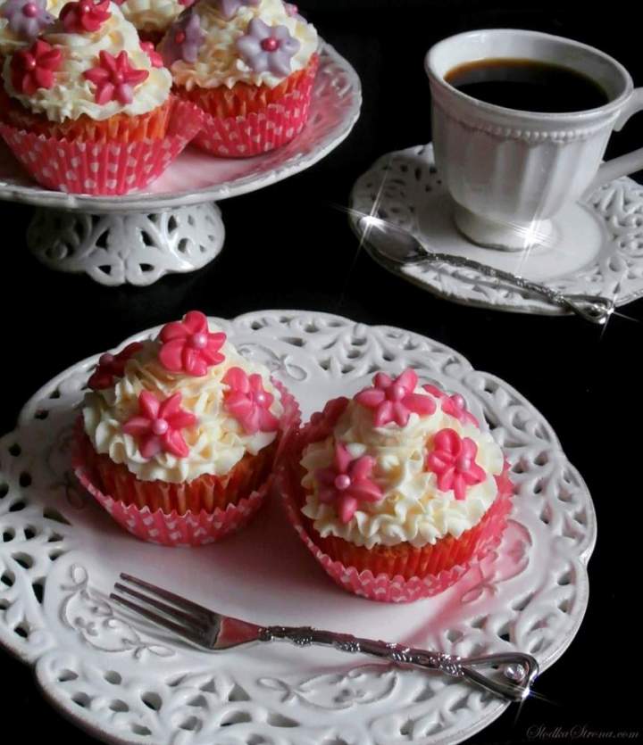 Babeczki z Kremem z Białej Czekolady (z Kwiatuszkami)