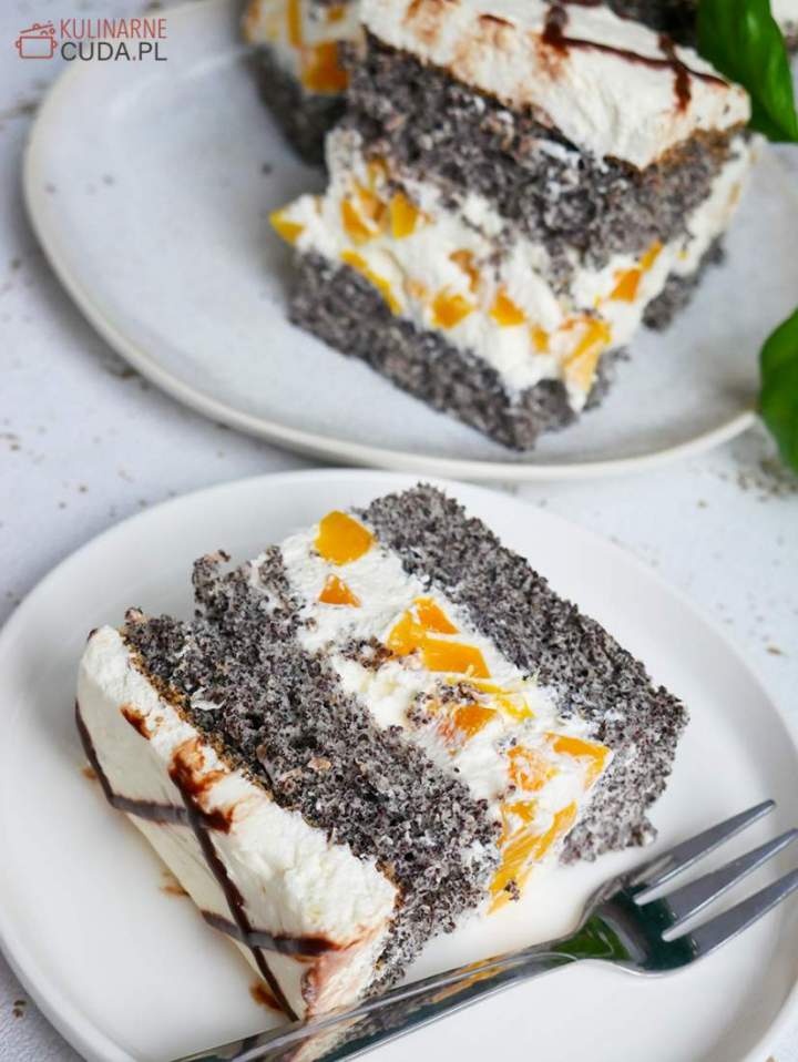 Ciasto makowa dama z brzoskwiniami