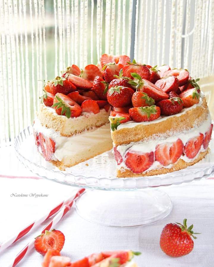 Prosty tort śmietankowy z truskawkami