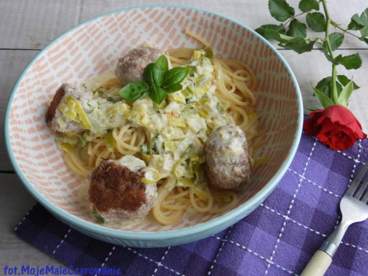 Spaghetti z pulpecikami w sosie porowym