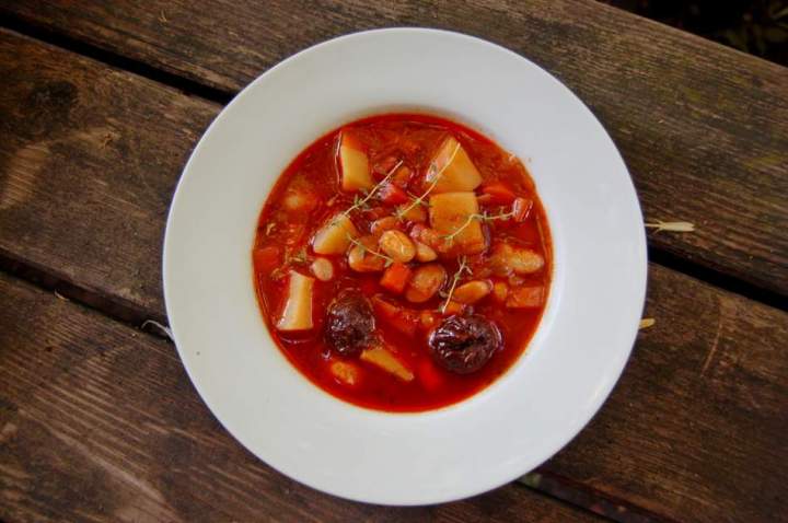 Świąteczna zupa fasolowa z wędzoną śliwką