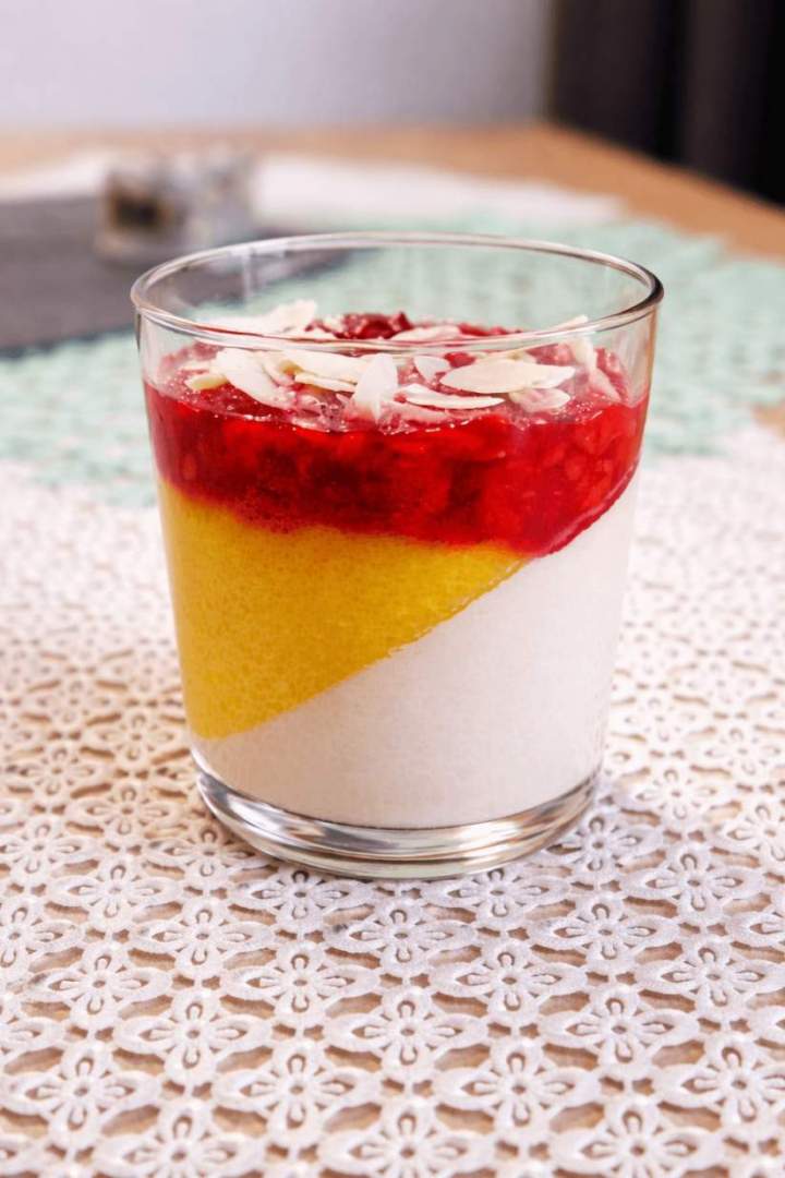 Deser z mango i malinami