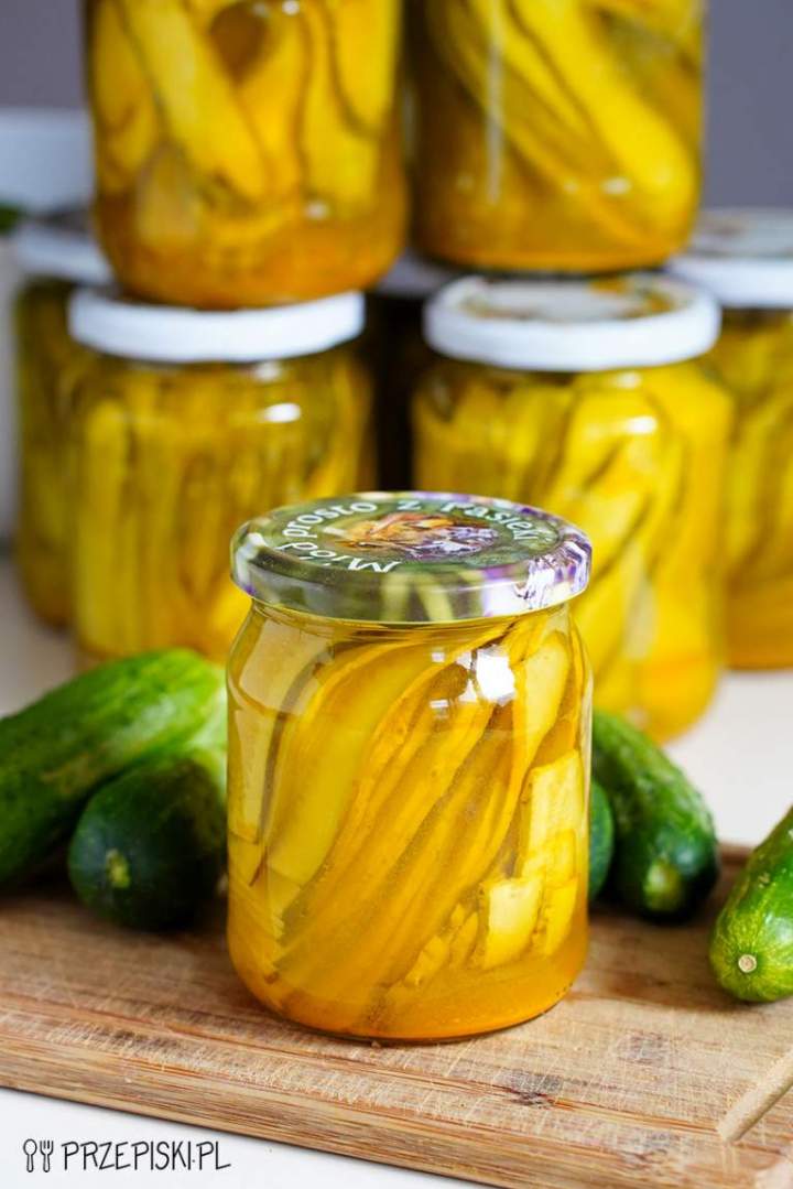 Domowe ogórki kanapkowe z kurkumą do słoików