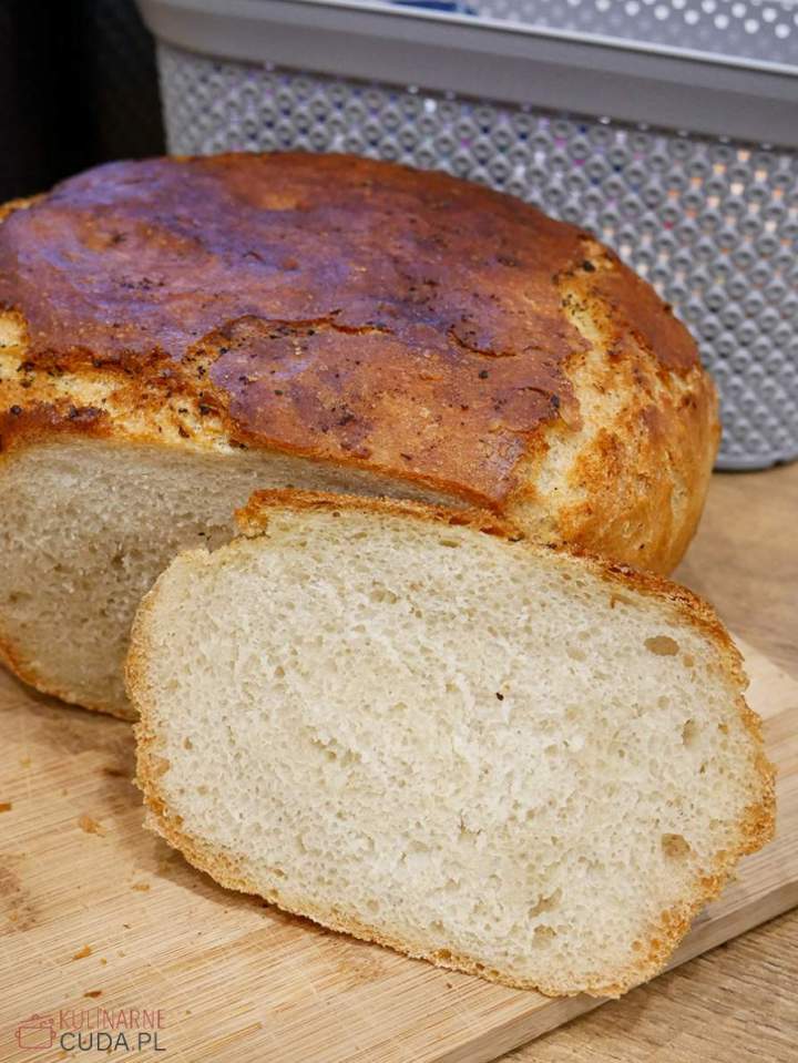 Domowy chleb z chrupiąca skórką