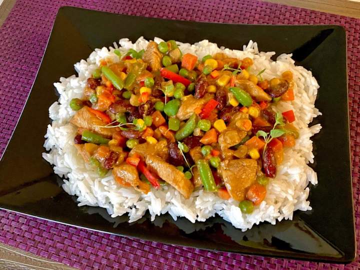 Pikantny kurczak z ryżem i warzywami