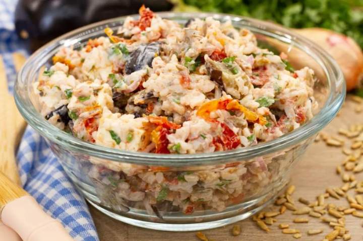 Sałatka ryżowa z bakłażanem i fetą