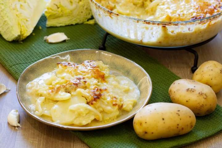 Zapiekanka z kapusty włoskiej i ziemniaków