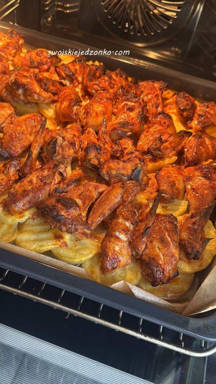 Jogurtowe skrzydełka pieczone na ziemniaczkach