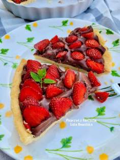 Tarta z kremem czekoladowym i truskawkami – deser na lato