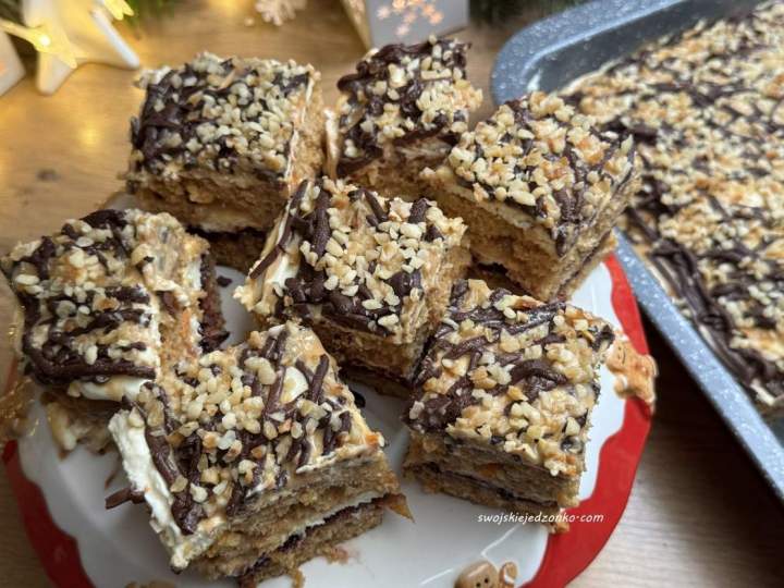 Marchewkowy miodownik z kajmakiem i kremem