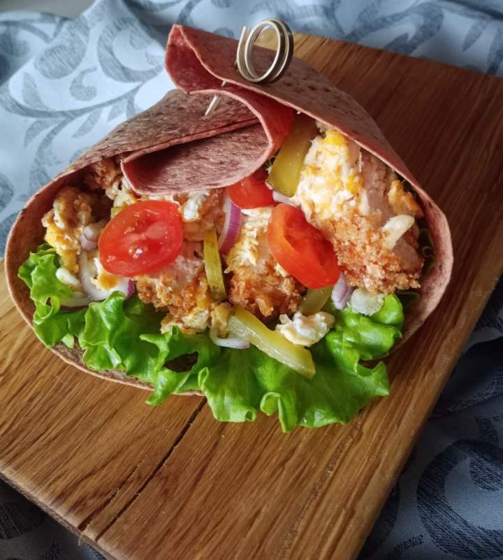 Tortilla z kurczakiem w panko, jajkiem i warzywkami