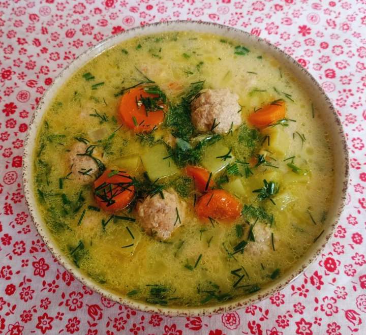 Zupa koperkowa z klopsikami