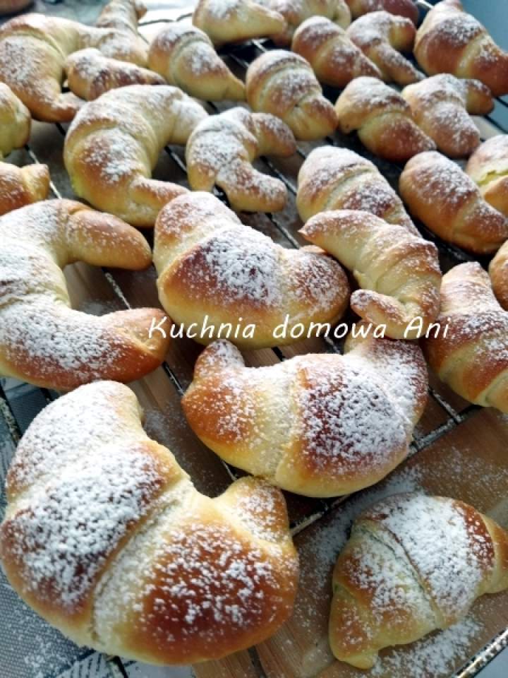 Drożdżowe rogaliki z serem