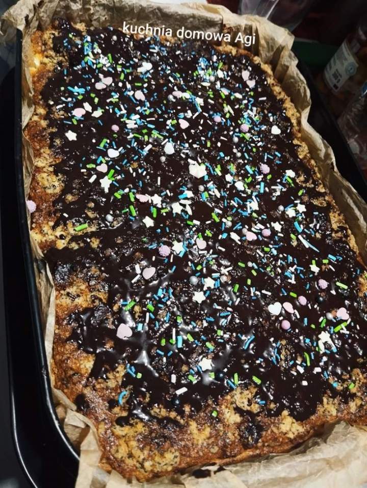 Sernik z twarogu z wiaderka z rodzynkami i mlekiem w proszku na cieście sypanym makowym