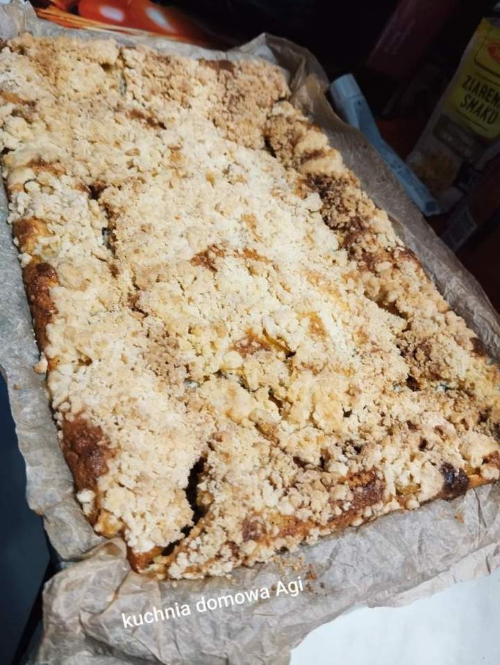 Sernik makowy z brzoskwiniami z twarogiem z wiaderka na kruszonce