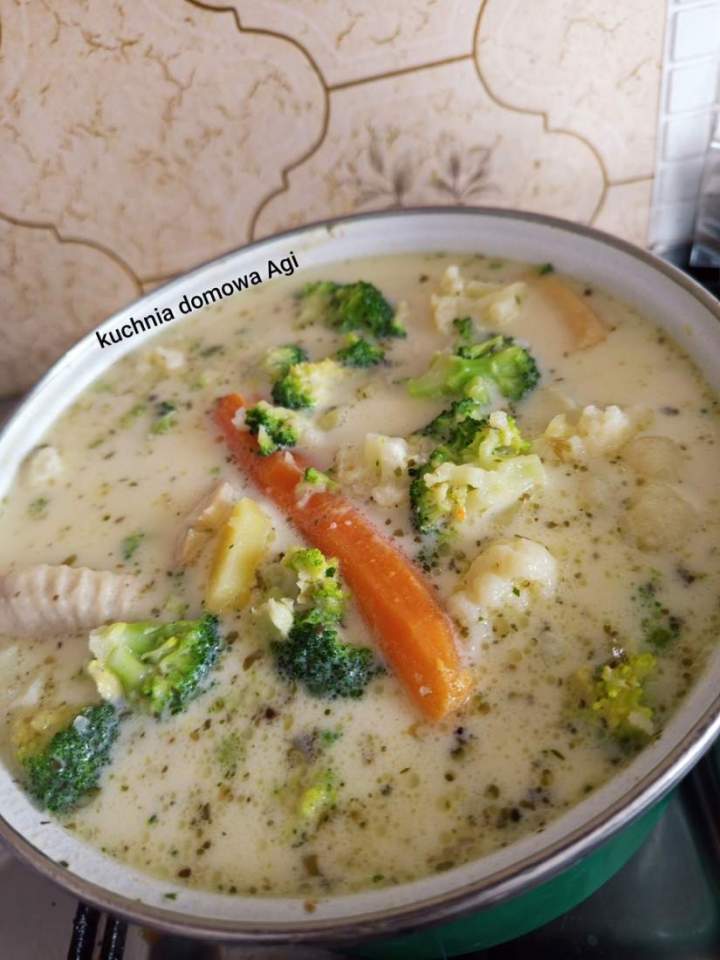 Zupa kalafiorowa z brokułem na skrzydełkach drobiowych