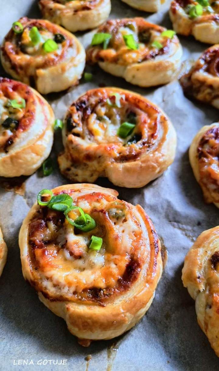 Mini pizzerinki z ciasta francuskiego