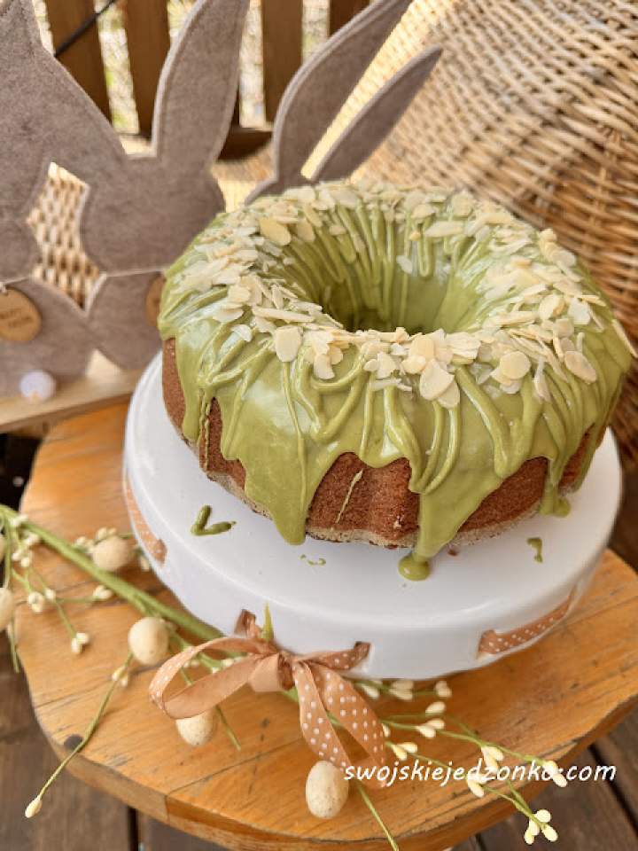 Szybka babka kakaowa z polewą pistacjową