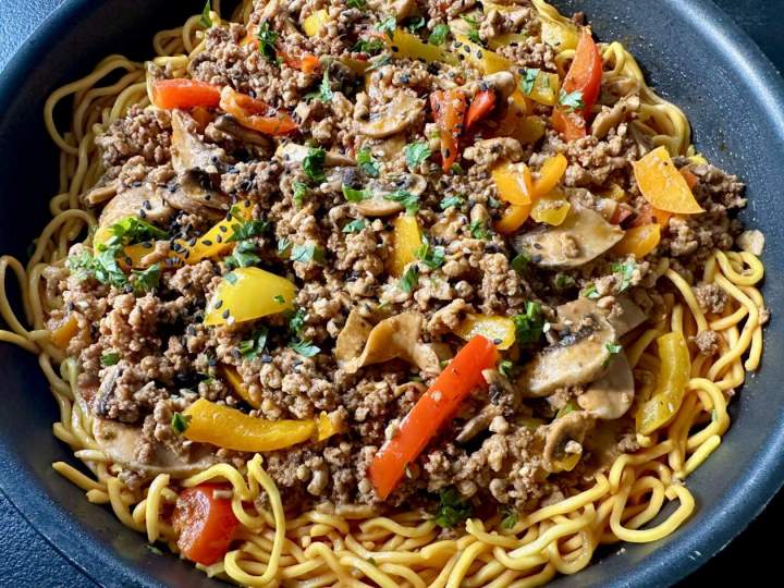 Makaron stir-fry z mieloną wołowiną, papryką i pieczarkami