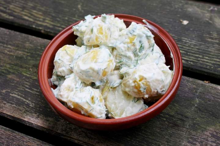 Młode ziemniaki w sosie jogurtowo ziołowym