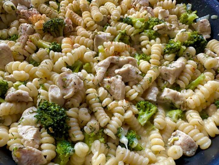 Makaron z kurczakiem w sosie mozzarella