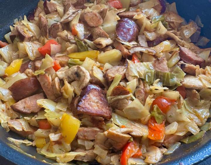 Chłopska patelnia z młodą kapustą