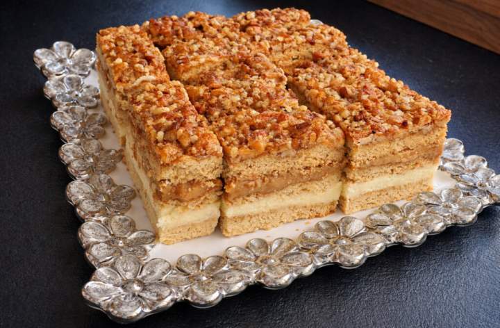 Budyniowiec z orzechami i karmelem